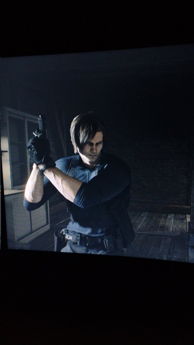 Quem mais aí passou a madrugada jogando essa delícia de jogo?

#ResidentEvilRequiem