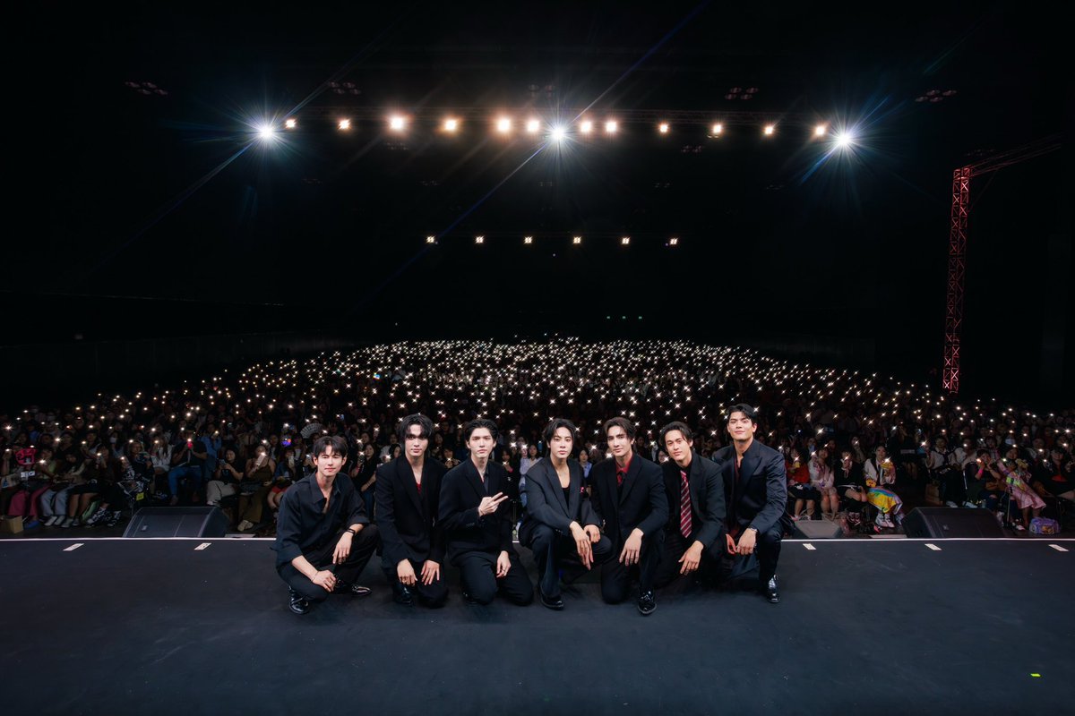 GMMTV's tweet photo. ขอบคุณทุกคนที่มาเริ่มเดินทางเข้าสู่การทำละครเวทีของแก๊งน้องดรีมในค่ำคืนนี้กับงาน "Only Friends Dream On : The Play Begins" หลังจากนี้ฝากเป็นกำลังใจให้กับนักแสดงทุกคนกันต่อไปเรื่อยๆ ด้วยนะครับ แล้วเจอกันในซีรีส์น้าา สำหรับวันนี้กลับบ้านปลอดภัยครับ! 😘✨
#OnlyFriendsDreamOnEP1

"ONLY FRIENDS : DREAM ON" 🎭
ทุกวันศุกร์ เวลา 20:30 น. ดูทีวี ช่องวัน31
ดูย้���นหลัง แอป oneD และ YouTube : GMMTV OFFICIAL เวลา 21:30 น.