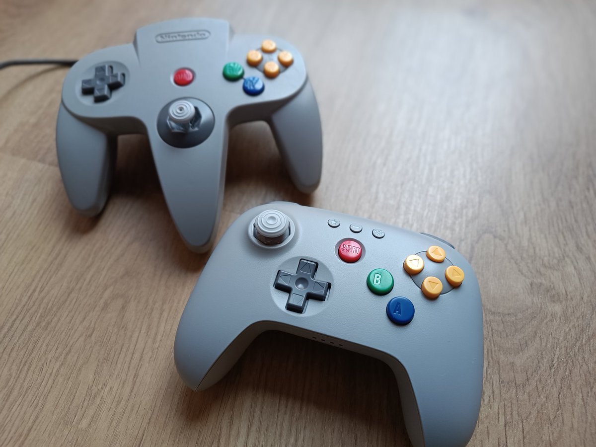 23_Fer23's tweet photo. Me he comprado el mando de 8bitdo de N64. Mi idea es comprar en algún momento la Analogue 3D. Se puede jugar en switch pero no me gusta nada las franjas laterales que aparecen, podría haber alguna configuración para fuera totalmente negro https://t.co/0lwpv4394P
