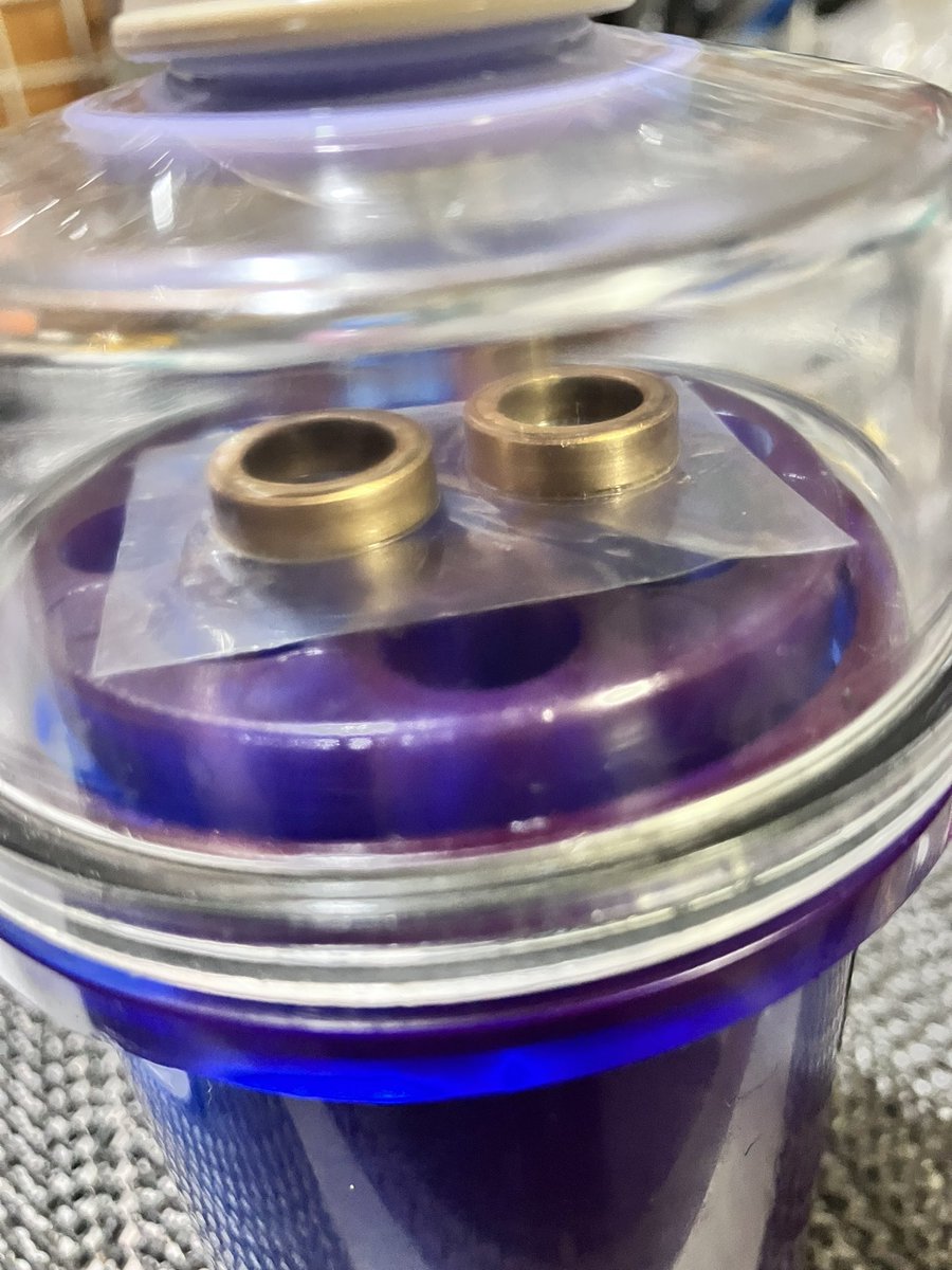 UFRegUJHVNYCXOp's tweet image. CC02 メンテ中

水遊び用なのでボールベアリングは使わずにプラ軸受やメタルを使っています。

そのメタルに悪戯中♪

ベルハンマーとPTFEの粉を混ぜた物を塗ってからエア抜きww   
少し気泡が出たのはメタルからなのか塗ったベルハンマーからだったのか謎ですw

#ベルハンマー
#タミヤRC
#CC02