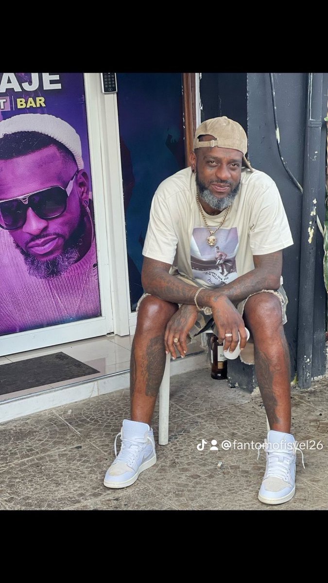 86_clothings's tweet photo. #PostRap:
#AnnFonTiPaleDe:
Fantom** (oswa **Onorab Fantom**), youn nan pi gwo figi rap Ayisyen an tout tan! Anpil moun rele l **"Papa Rap la"** (oswa "Papa Rap") paske li konsidere kòm yon pèsonaj fondatè, yon veteran ki te fòme jenerasyon anpil rapè ayisyen aktyèl yo. Li se yon lejand vivan nan rap ayisyen.
Li te fèt **Neg Kò Vè** (yon non ki vini de "nèg kò vèt" ki vle di yon moun ki gen po vèt, men se yon surnon li), e li te yon manm prensipal nan gwoup **Barikad Crew** ki te yon nan premye gwoup rap kreyòl ki te fè gwo enpak nan ane 2000 yo. Barikad Crew te pote rap sosyal, politik, ak angaje nan Ayiti, epi Fantom te youn nan vwa ki pi fò ladan yo ak tèks ki pwofon, kritik sou sosyete, pouvwa, ak lit pèp la.
Poukisa yo rele l "Papa Rap la"?
- Li gen plis pase 20 ane nan game nan (depi Barikad Crew jouk solo karyè li).
- Li ponn anpil album ak mizik ki klasik: "Papa Rap La" (li menm gen yon mizik ki rele konsa, Vol.1 ak Vol.2), "Hmmm... Hmm... Lavi", ak anpil lòt ki pale de lavi reyèl, ensekirite, lanmou, ak Ayiti.
- Li defann rap kreyòl ak tout fòs: li toujou ap di rap se pa sèlman mizik, se zouti pou chanje bagay, epi li kritike rapè ki fè "manti" oswa ki pa respekte rasin yo.
- Li gen yon gwo fanbase ki rele l "Papa" paske li tankou yon mentor, yon papa espirityèl pou anpil jèn rapè (menm si gen diskisyon sou sa, tankou ak kèk rapè jèn ki di li twòp pale de lòt moun oswa twòp fyè).
Aktivite resan li (dapre sa ki sot pase):
- Li te pase plizyè ane lòt bò dlo (Repiblik Dominikèn), men li anonse yon gwo retou Ayiti: li achte tè nan **Limonad** (Nò a) pou bati kay li, epi li vle rete definitivman.
- Li fè konsè gratis ak gwo pwogram nan Okap (Cap-Haïtien) pou bay tounen bay kominote a, ak anpil rapè tankou Atros, Watson-G, Dutty, Zogarwata, elatriye.
- Li toujou aktif sou live, entèvyou, ak mizik: li pale sou sitiyasyon Ayiti, defann kilti, epi li gen yon fòm ki toujou lage dife (men gen moun ki kritike l pou sa, di li twòp joure oswa rabese lòt rapè).
Fantom se plis "old school", sosyal/politik, lejand ki bati baz la.