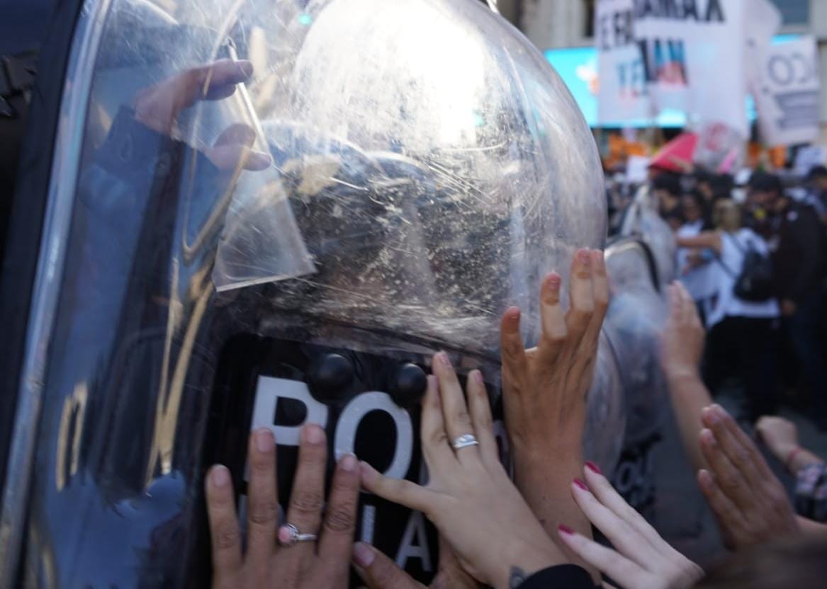 Siempre las mujeres resistiendo en las calles, nos quisieron hacer creer que somos el sexo débil.
Nos quieren quitar los derechos, pero NO PASARAN.