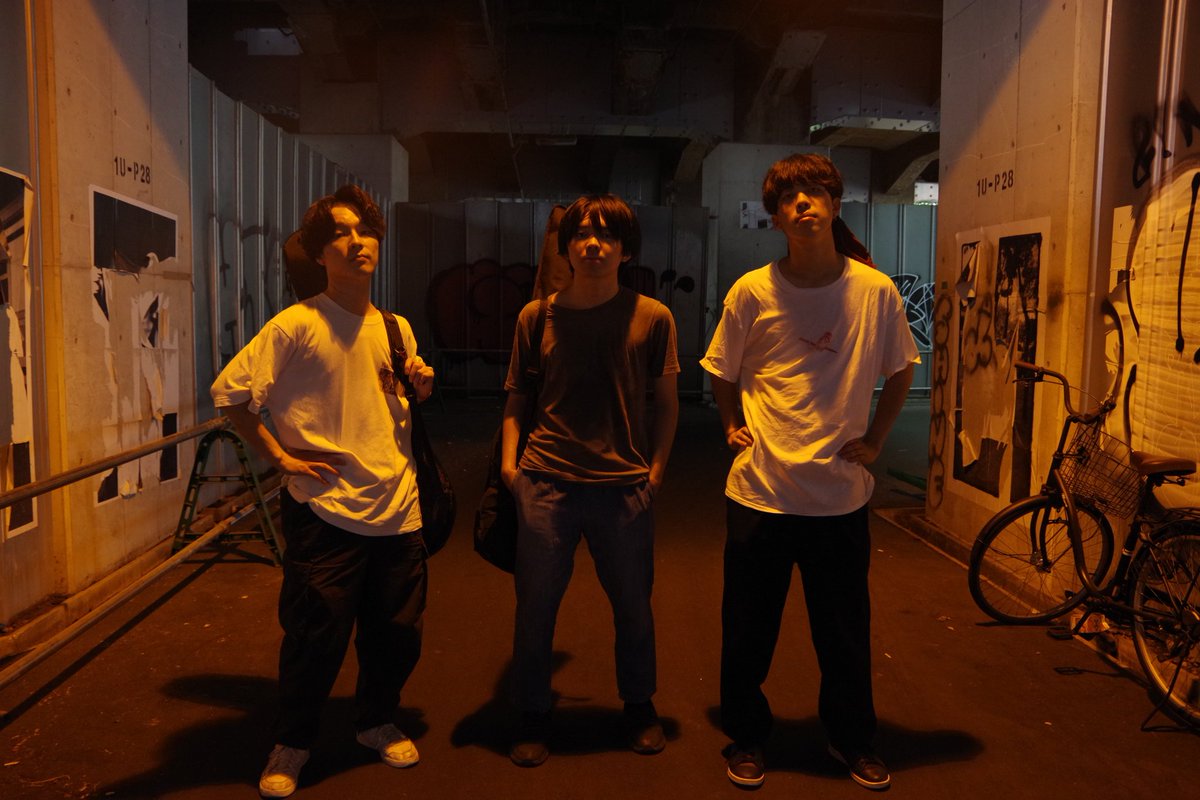 the_FRAME_OUT's tweet photo. ⿴⿻⿸新アー写公開！！⿴⿻⿸

京都発3ピースロックバンド

-the FRAME OUT-

photo:@motimaruta https://t.co/NbLEZNbgvY