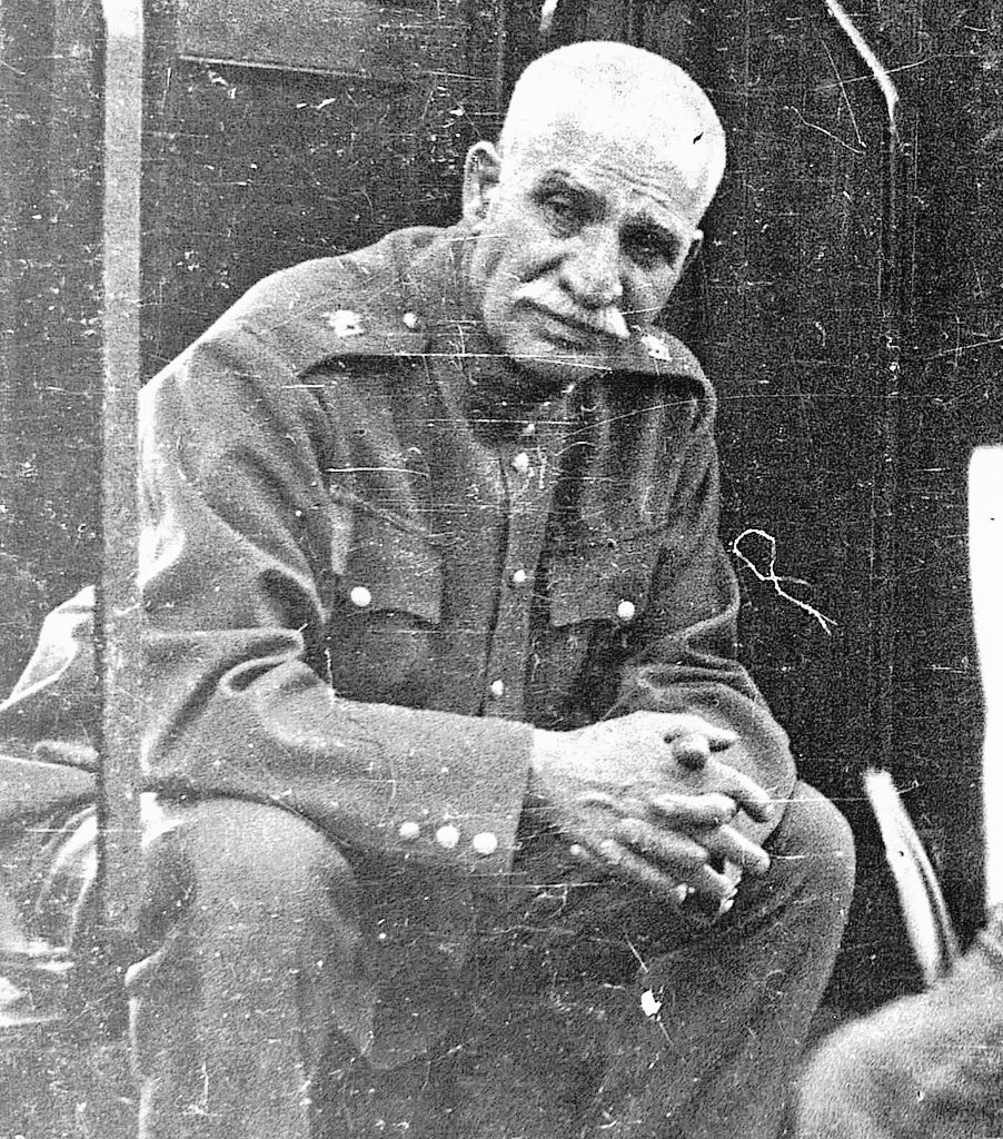 اکثر عکسایی که از رضا شاه (روحش شاد) میبینم یه فیس🤦🏻‍♂️ طور داره، از دست احمقای زمانه.