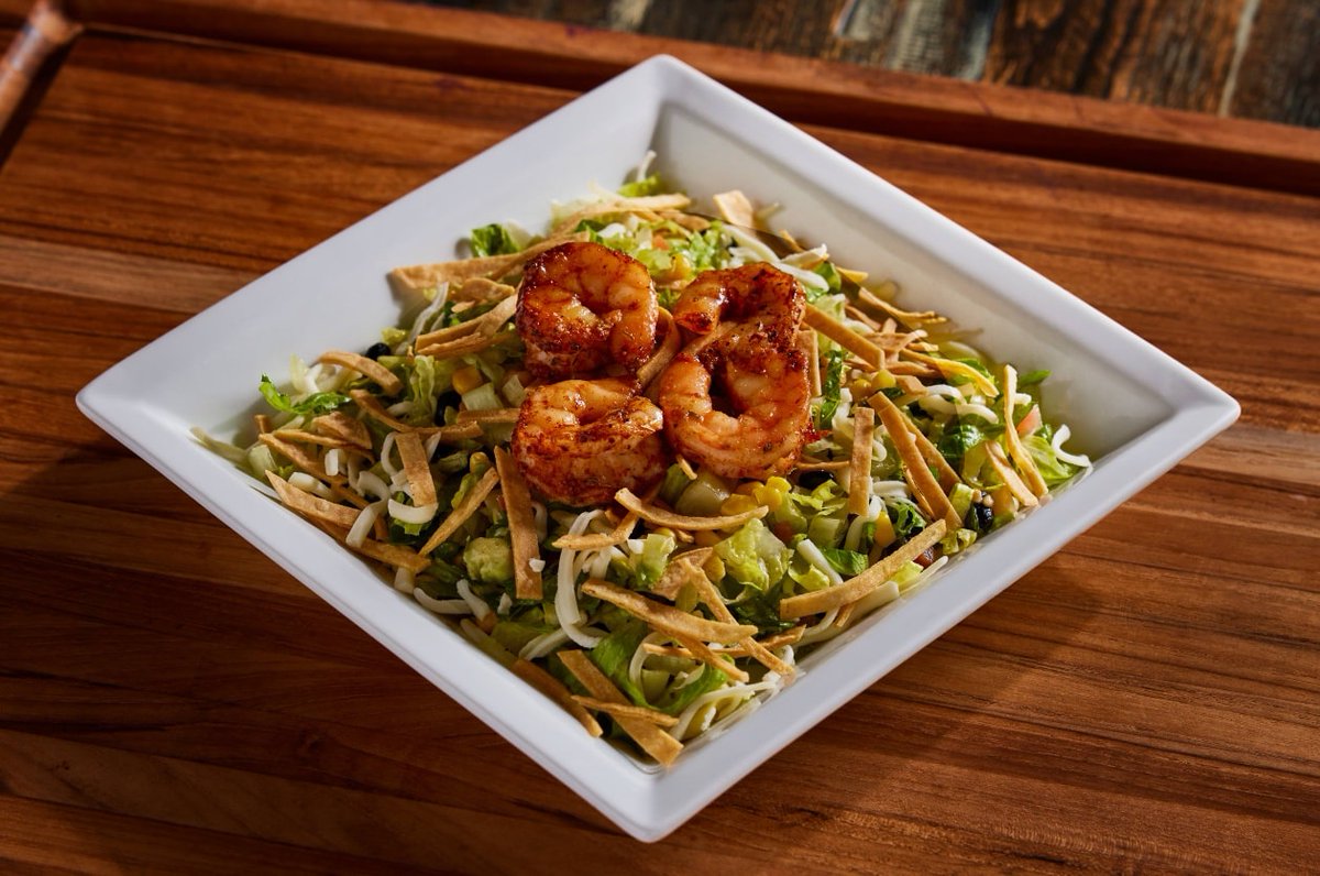 When you want something light, but still really good. 🥗 Try our Shrimp Crunch Salad! Grilled shrimp, romaine, corn, pico de gallo, black beans, avocado, mozzarella, crispy tortilla strips, tossed in citrus dressing 😋

#FridayVibes