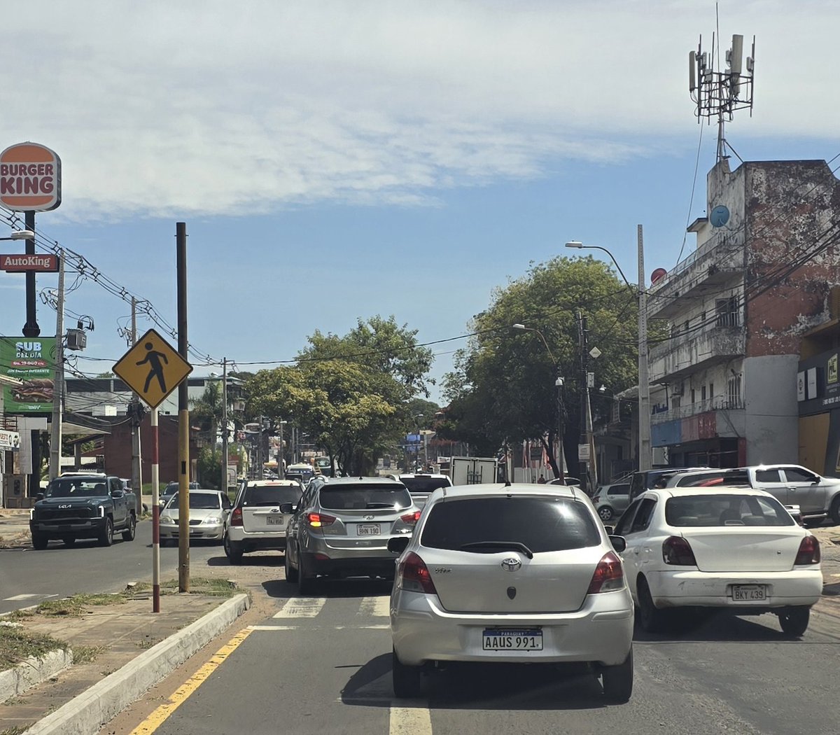 Somos el único país en el mundo en el que todo el tráfico tiene que parar porque se permite GIRAR A LA IZQUIERDA EN PLENA AVENIDA.