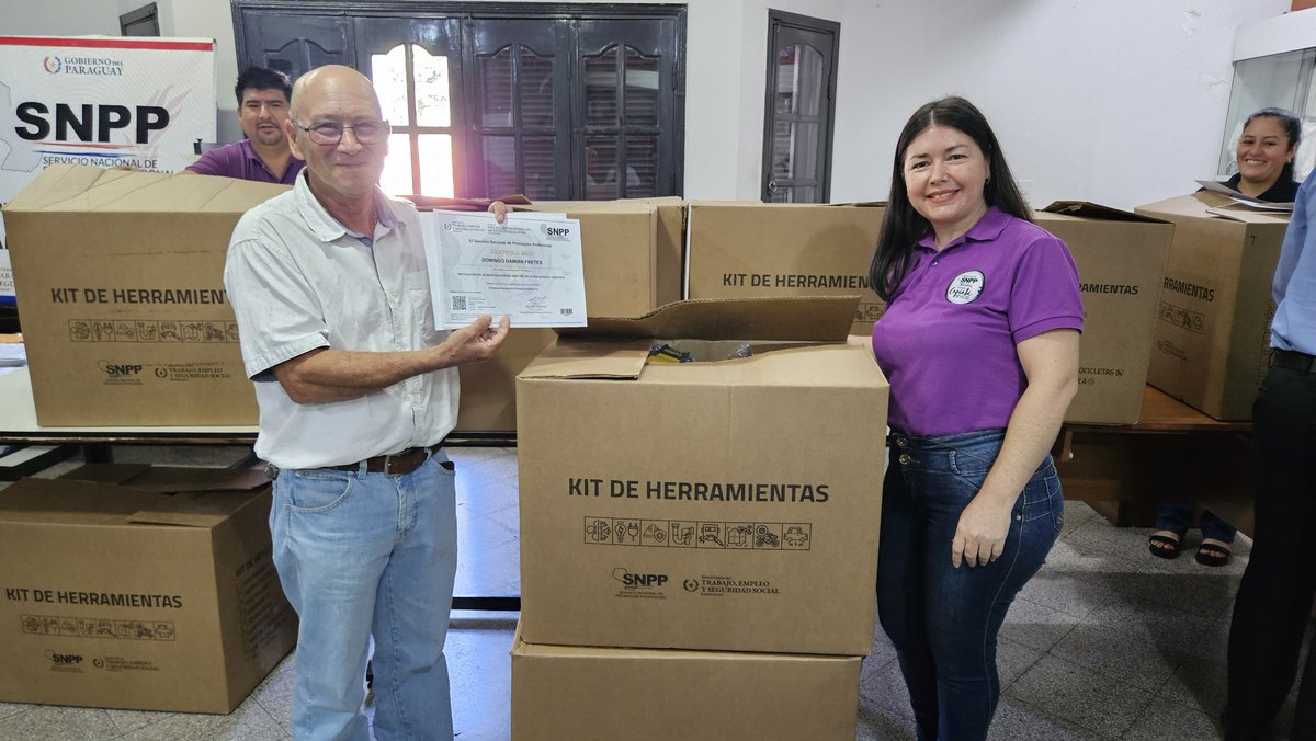 SNPP_Paraguay's tweet photo. 📍 Capiatá
👷🏻♀️👷🏼♂️ #EQUIPATE | De la capacitación al trabajo formal
En el SNPP Capiatá km 21, con el Programa Equipate 15 egresados del curso INSTALADOR DE ACONDICIONADOR DE AIRE TIPO SPLIT MONOFÁSICO, recibieron sus herramientas para empezar a trabajar.❄️🧰
✨ Nuevos técnicos formados, listos para impulsar el auto empleo digno y sostenible.
Mediante esta iniciativa del SNPP dependiente del @MTESS_PY, apoya a cada egresado con herramientas y equipos para iniciar sus proyectos o insertarse formalmente en el mercado.
#GobiernoDelParaguay #SNPP