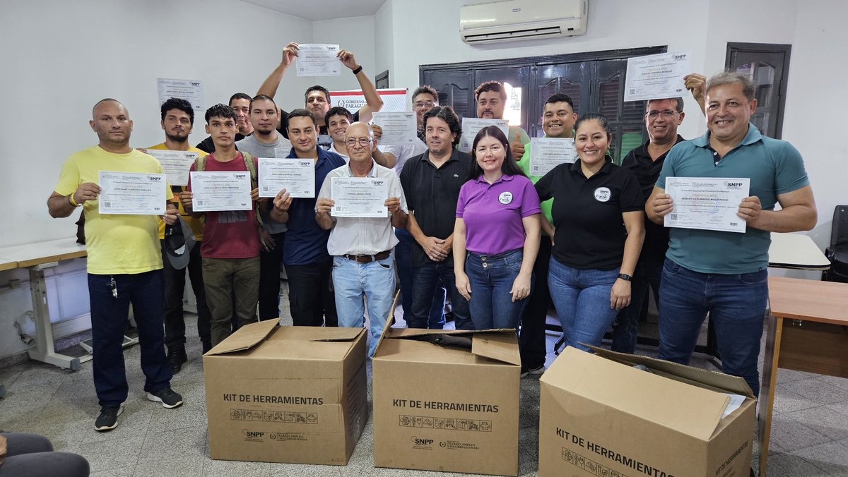 SNPP_Paraguay's tweet photo. 📍 Capiatá
👷🏻♀️👷🏼♂️ #EQUIPATE | De la capacitación al trabajo formal
En el SNPP Capiatá km 21, con el Programa Equipate 15 egresados del curso INSTALADOR DE ACONDICIONADOR DE AIRE TIPO SPLIT MONOFÁSICO, recibieron sus herramientas para empezar a trabajar.❄️🧰
✨ Nuevos técnicos formados, listos para impulsar el auto empleo digno y sostenible.
Mediante esta iniciativa del SNPP dependiente del @MTESS_PY, apoya a cada egresado con herramientas y equipos para iniciar sus proyectos o insertarse formalmente en el mercado.
#GobiernoDelParaguay #SNPP