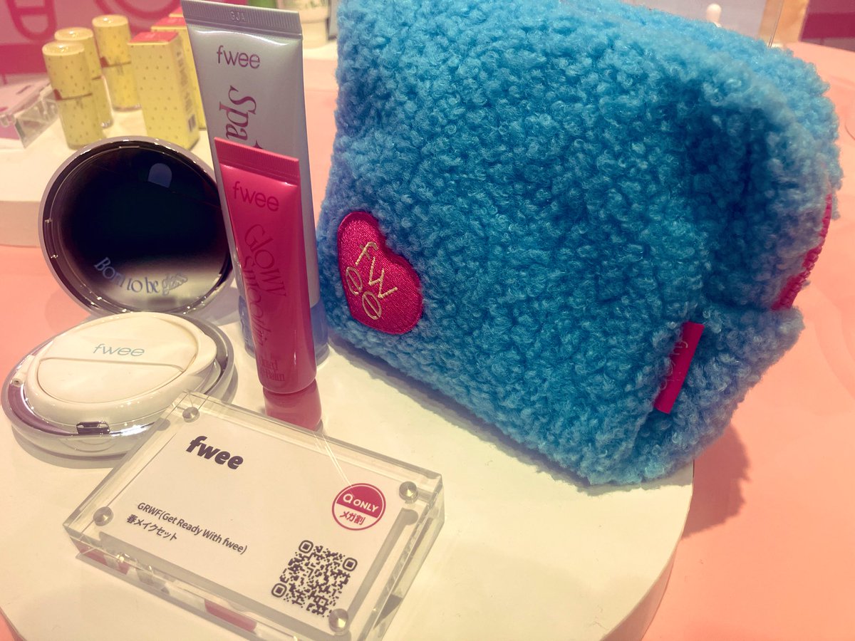 imtakingabath's tweet photo. 🩷2階🩷
メガ割ONLYゾーンには販売中のセットが展示 商品の他にセットの小物もあるよ♡

メガデビュー、メガオシのコスメ展示ゾーンで投票しスタンプとQパーツを貰おう
2階でスタンプとQパーツが4つ揃ったらキーリングが貰える🥹

可愛いフォトブースもあるよ〜

#Qoo10 #Qoo10MEGAPOPUP #メガ割 #PR https://t.co/uavbYS7q0z