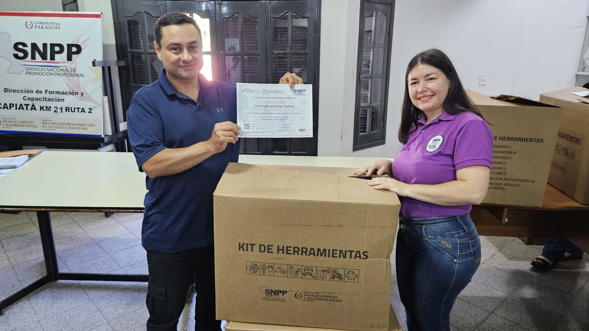 SNPP_Paraguay's tweet photo. 📍 Capiatá
👷🏻♀️👷🏼♂️ #EQUIPATE | De la capacitación al trabajo formal
En el SNPP Capiatá km 21, con el Programa Equipate 15 egresados del curso INSTALADOR DE ACONDICIONADOR DE AIRE TIPO SPLIT MONOFÁSICO, recibieron sus herramientas para empezar a trabajar.❄️🧰
✨ Nuevos técnicos formados, listos para impulsar el auto empleo digno y sostenible.
Mediante esta iniciativa del SNPP dependiente del @MTESS_PY, apoya a cada egresado con herramientas y equipos para iniciar sus proyectos o insertarse formalmente en el mercado.
#GobiernoDelParaguay #SNPP