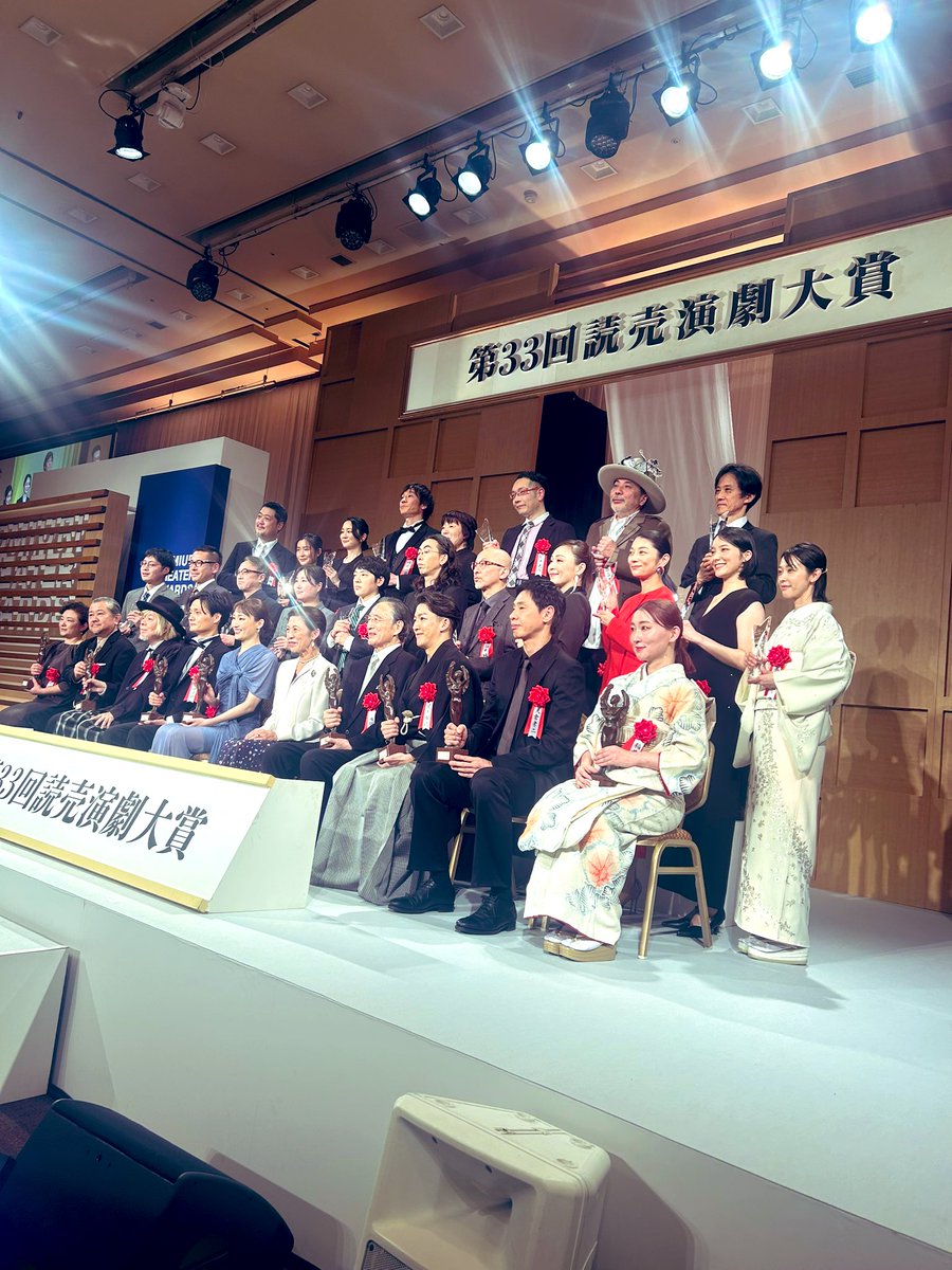 baramusi's tweet photo. 今日はマチネ公演の後、読売演劇賞の授賞式へ行きましたっ！！
えりさんがきてくれて、『Downstate』の面々に会えて、稲葉ちゃんのスピーチがほんっとに素晴らしくて、元劇団員の佐藤滋と登壇したのも感慨深くて、いろんな色んな人たちにあえて、なにより母が喜んでくれて本当に嬉しかった https://t.co/jbynHfrIHj