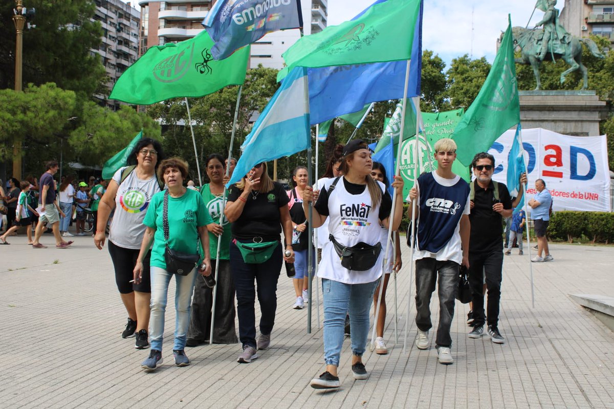 ATERosario's tweet image. #ParoNacional #Ate
En instantes inicia el acto unitario del FreSU en Plaza San Martin en el marco del plan de lucha contra el proyecto esclavista del gobierno nacional 
#NOaLaReformaLaboral
#SalariosDignos