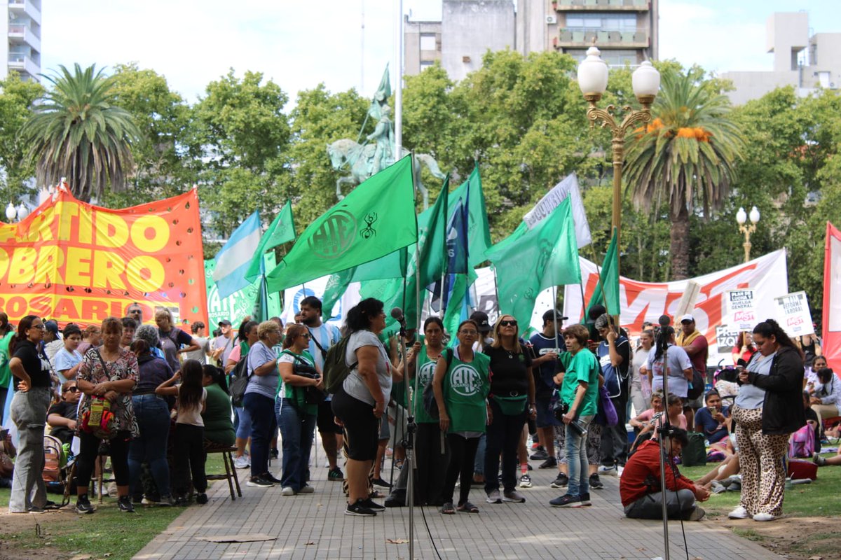ATERosario's tweet image. #ParoNacional #Ate
En instantes inicia el acto unitario del FreSU en Plaza San Martin en el marco del plan de lucha contra el proyecto esclavista del gobierno nacional 
#NOaLaReformaLaboral
#SalariosDignos
