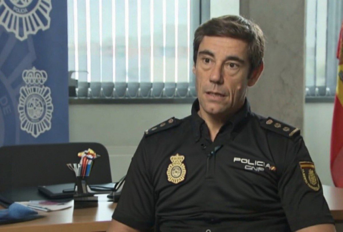 Este es Emilio de la Calle el todavía comisario que acoso s€xv@lm€nt€ a su subordinada. También la maltraba física y psicológicamente.
Que se vea bien su cara.