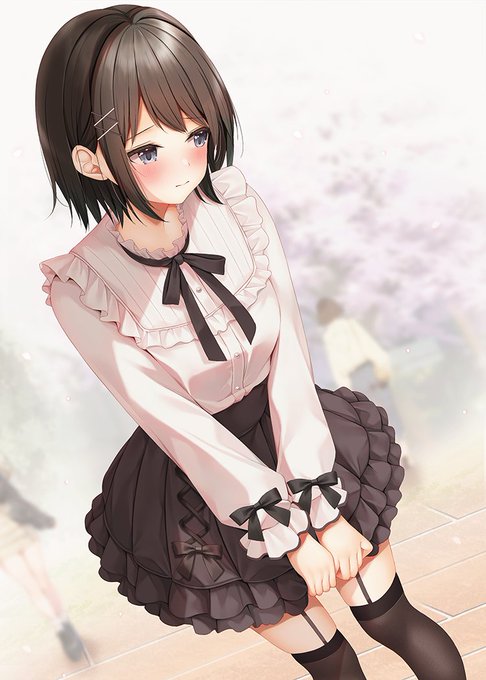 お店のお姉さんに言われるがままに服を買ったけど 思ったより目立って恥ずかしくなってる子