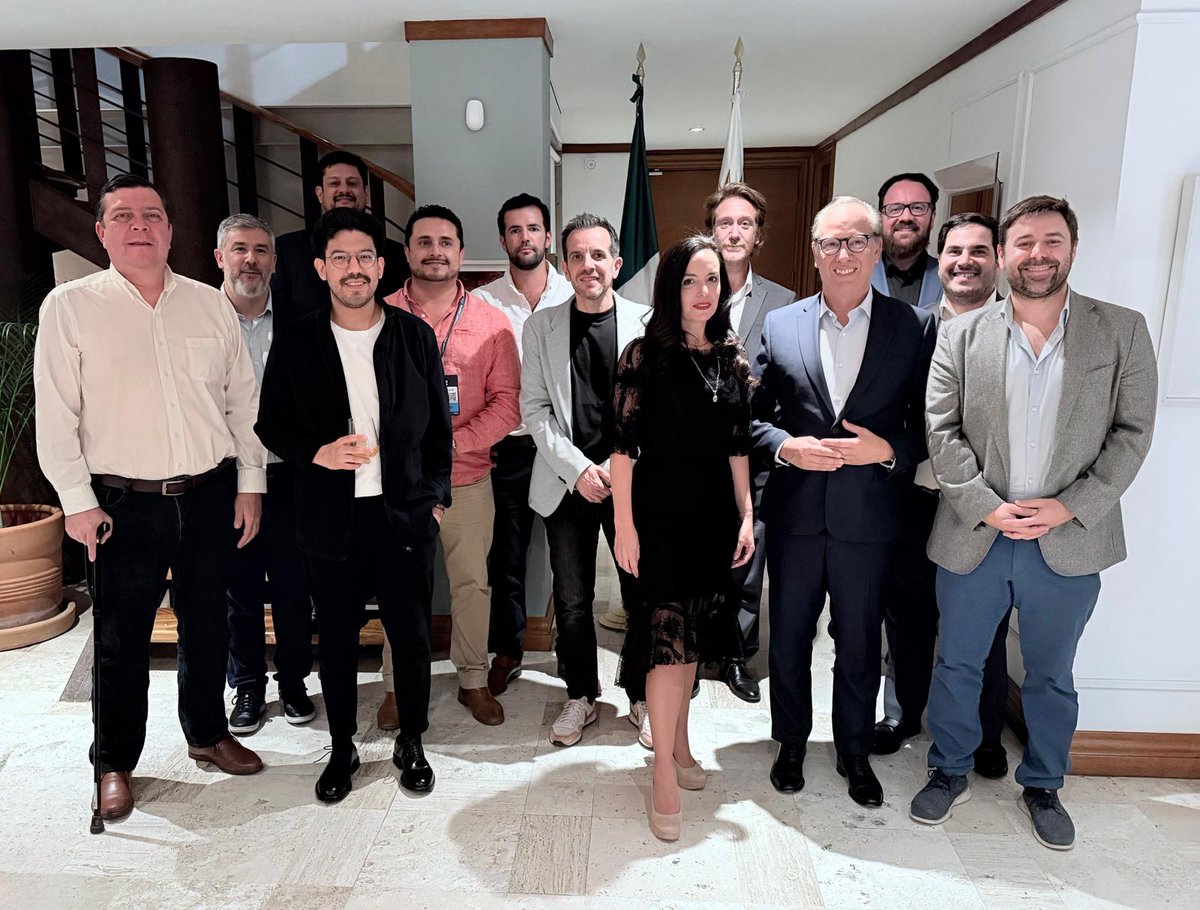uruenmexico's tweet photo. Anoche recibimos en la Residencia 🇺🇾 a empresas fintech de ntro país e invitados especiales que participan de #FintechMexicoFestival26 para impulsar diálogo y  colaboración ecosistema @fintechmx #prometeo #quaris @regumcapital @AbFintechs @inswitch #evertec @pixys #ASAFINTECH https://t.co/r2C09fy8ec