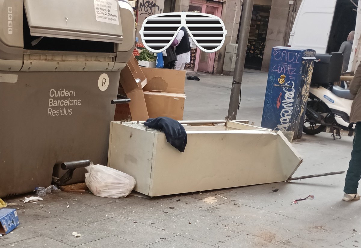 La4tu's tweet image. Petits objectes que trobes pel #raval.

DEP nevera 

#nevera