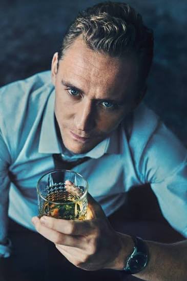 sabrina_amadori's tweet photo. #hiddlesmonth Day 27
About #TomHiddleston:
One of his favourite alcoholic beverages is a Jameson on ice for a home night with a good movie, but for a night out he would choose a vodka tonic.
๐ธ credits to sources https://t.co/hM4Qgve2qE