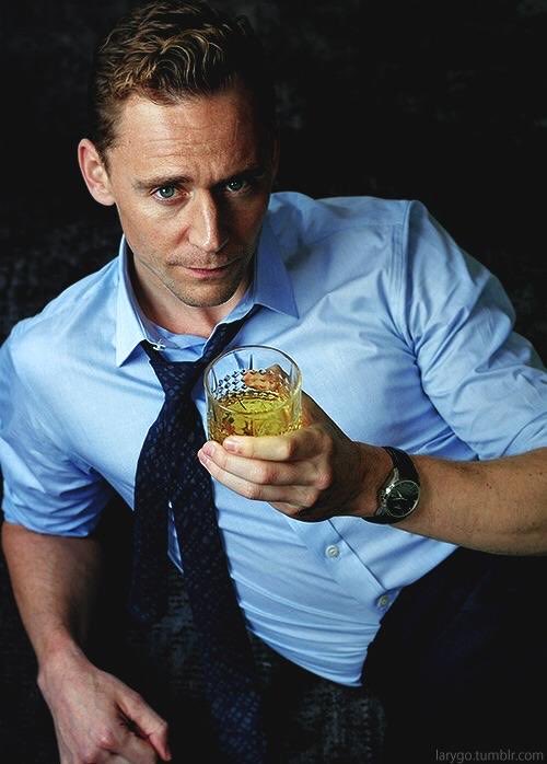 sabrina_amadori's tweet photo. #hiddlesmonth Day 27
About #TomHiddleston:
One of his favourite alcoholic beverages is a Jameson on ice for a home night with a good movie, but for a night out he would choose a vodka tonic.
๐ธ credits to sources https://t.co/hM4Qgve2qE