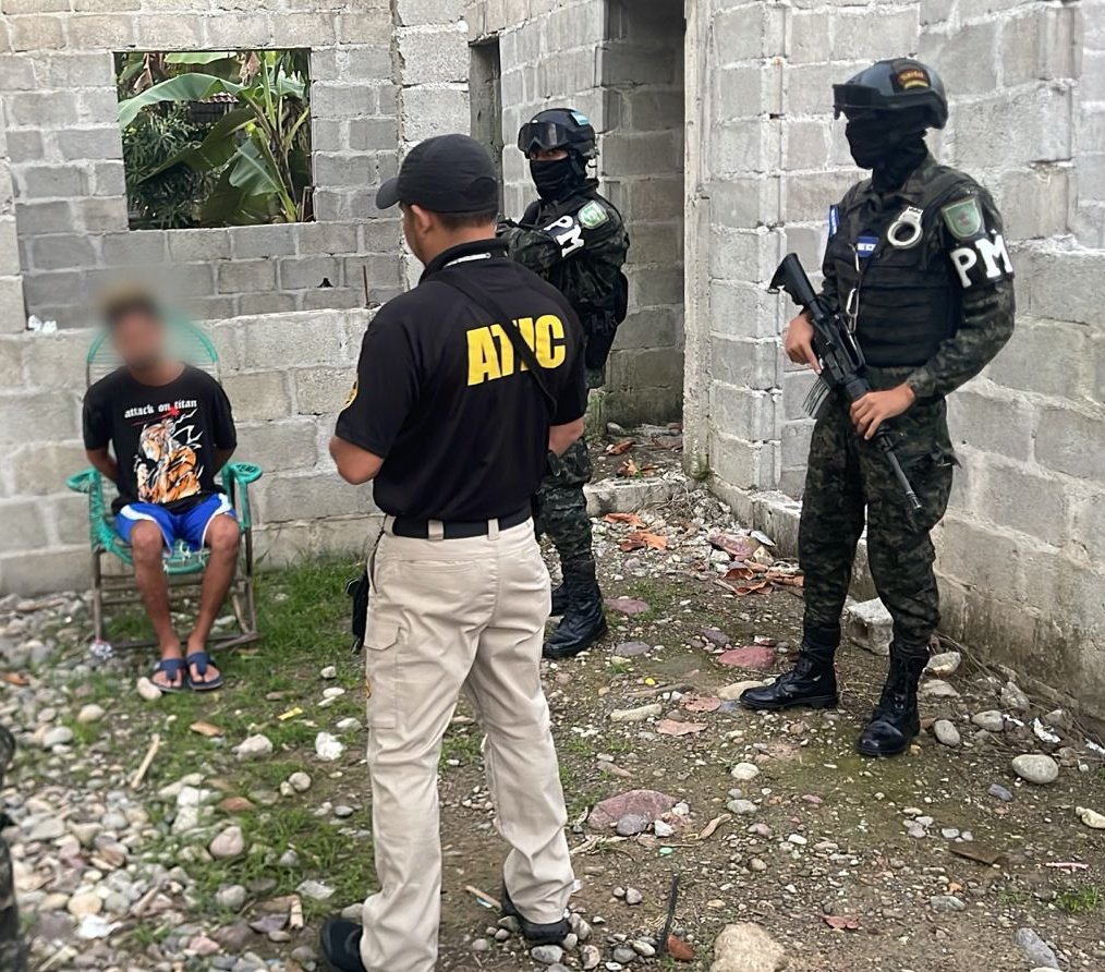 MP_Honduras's tweet image. Fiscalía de la Niñez y #ATIC capturan en allanamiento a sospechoso de violación y pornografía infantil mp.hn/publicaciones/…