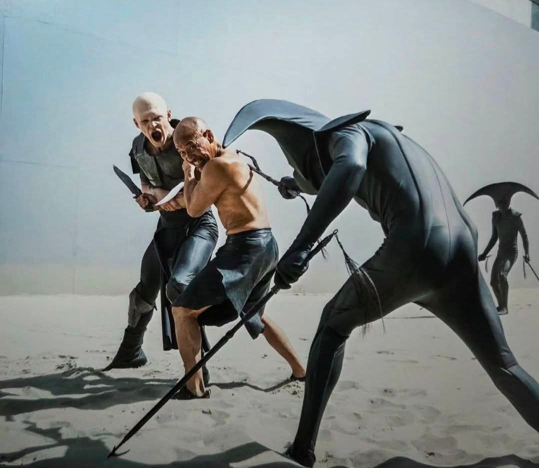 Feyd-Rautha (Austin Butler) se enfrenta al teniente Lanville de la Casa Atreides en la Arena Harkonnen en el planeta Giedi Prime en 
Dune: Parte dos.
#DunepartTwo
#DunePartThree