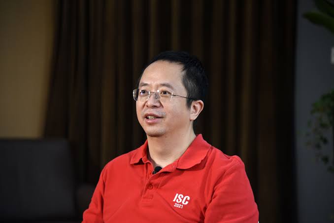 xuemanzi8848's tweet photo. 🧠虚拟货币“去中心化”？醒醒，美国才是带刀的庄家，一刀收割几百亿

周鸿祎最近在短视频里甩出一份重磅报告《头号玩家》，直接把虚拟货币圈的“财富自由梦”戳得稀碎。

看完这份由国家计算机病毒应急处理中心、计算机病毒防治技术国家工程实验室联合360数字安全集团等单位发布的报告，我后背直发凉：我们以为比特币、以太坊这些东西是去中心化的乌托邦，能让普通人摆脱银行和政府的控制，结果人家美国早把你当韭菜养着，而且是带刀的庄家。

先看两组数字，你就知道规模有多恐怖：  
全球虚拟货币总市值目前大概2.73万亿美元，差不多等于全球央行黄金储备市值的47%。这意味着，虚拟资产已经不是小众玩具，而是全球金融体系里的一块巨型蛋糕。  
更狠的是，2022年到2025年，美国通过各种案件没收的虚拟资产累计超过300亿美元。光陈志案和赵长鹏（币安创始人CZ）案两起，就接近200亿美元。这不是零散执法，这是系统性收割。

报告把美国这套玩法拆成三条链条：技术链、规则链、执法链，环环相扣，形成精准闭环。

先说技术链，美国占了绝对优势。  
链上溯源、地址画像、节点控制、数据分析，这些核心技术，美国公司和机构占全球很大份额。报告点名：美国国家级黑客力量（NSA、FBI Cyber Division等）能针对私钥生成算法的缺陷进行暴力破解。陈志案就是活例：2020年12月29日，Lubian矿池异常转出127,271枚比特币，私钥缺陷被2小时内攻破，所有转出交易手续费完全一致，代码干净到零失误。这不是普通黑客干的活，这是国家队级别的精准手术。

再看规则链，长臂管辖玩得炉火纯青。  
美国先立法（反洗钱法、制裁法案、OFAC规则），再把全球主要交易所拽进框架。

币安、Coinbase、Kraken这些平台，哪怕注册在海外，也得遵守美国监管，不然直接被踢出美元结算体系。结果呢？全球交易数据、用户KYC、资金流向，全被美国看在眼里。

报告里说得很清楚：美国把“合规”变成武器，谁不听话，谁就被切断美元通道。

最后是执法链，一条龙闭环：调查→制裁→罚款→资产冻结→公开拍卖没收。  

陈志案最典型：127,272枚比特币被美国没收（价值当时几十亿美元）。资产2020年底异常转移后，沉寂三年半，到2024年6月才集中转到美国政府控制地址。2025年特朗普政府时期才高调公布起诉。所谓“受害者”是2021-2022年的电诈受骗者，时间线完全对不上——这说明什么？不是为受害者追赃，而是美国在等比特币价格涨到高点，再一次性收割。

国家级攻击特征也很明显：  
针对主流交易所的定向攻击，利用底层协议机制漏洞高强度突破。攻击行为和后续执法存在“踩点式”关联——先黑、再冻、最后公开拍卖。报告警告：这不是孤立黑客事件，而是技术霸权+规则霸权叠加的系统性收割。

周鸿祎在360报告里给出了三条应对措施：  
第一，技术溯源：构建可复盘的攻击证据链，事后能追责。  

第二，风险预警：从事后总结转向事中拦截，用实时监控阻断异常转移。
  
第三，AI对抗：部署安全智能体蜂群，对抗自动化、高强度攻击。

说白了，当技术霸权+规则霸权+执法霸权三合一，“去中心化”就成了裸奔。  

今天他们收割你的比特币，明天可能复制到你的数字身份、你的数据资产、你的跨境支付。虚拟货币本该是颠覆金融体系的工具，结果成了大国博弈的新战场。美国不是玩家，它是庄家，而且是带刀的庄家。

全球视角看，这不是美国独有问题，而是技术+规则主导权之争的缩影。欧洲在GDPR、中国在数据安全法，都在试图建自己的护城河。

但现实是：谁掌握了链上核心技术、谁制定了全球结算规则，谁就能在下一轮收割中笑到最后。

问题是：当庄家带刀上桌时，你的“自由”还有多少是自己的？  

我们这些普通玩家，还在K线图前幻想暴富的时候，人家已经在后台清点没收的战利品了。  

虚拟货币的未来，不是看谁参数大、谁社区活跃，而是看谁先掌握了“刀把子”。

#蛮子视界  #虚拟货币 | #美国收割
