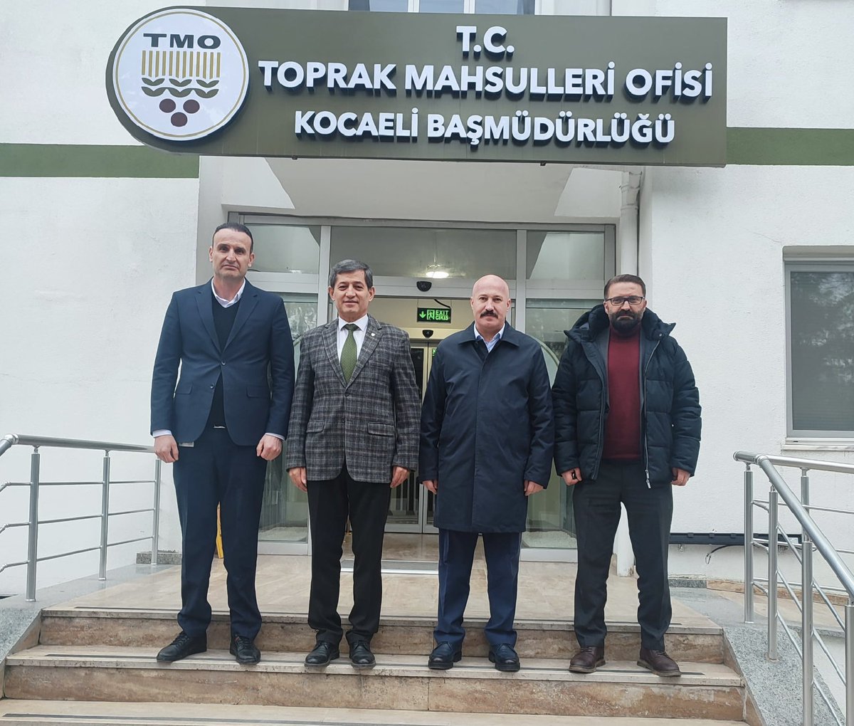 omercagirici's tweet photo. Toprak Mahsulleri Ofisi Kocaeli Başmüdürü Sayın Ahmet AVŞAR’ı makamında ziyaret ederek ,üyelerimiz özel güvenlik görevlilerinin çalışma hayatına yönelik istişare gerçekleştirdik..
Toprak Mahsulleri Ofisi Kocaeli Başmüdürü Sayın Ahmet AVŞAR’a ve TMO Güvenlik Amiri Sayın Barış ÇAĞLAR’a ilgisi ve duyarlılıklarından dolayı Güvenlik-İş Sendikamız ve şahsım adına teşekkür ederim..
#güvenlikişsendikası 
#tmogüvenlik 
@OfisTMO 
@Guvenlik_is 
@turkiskonf
