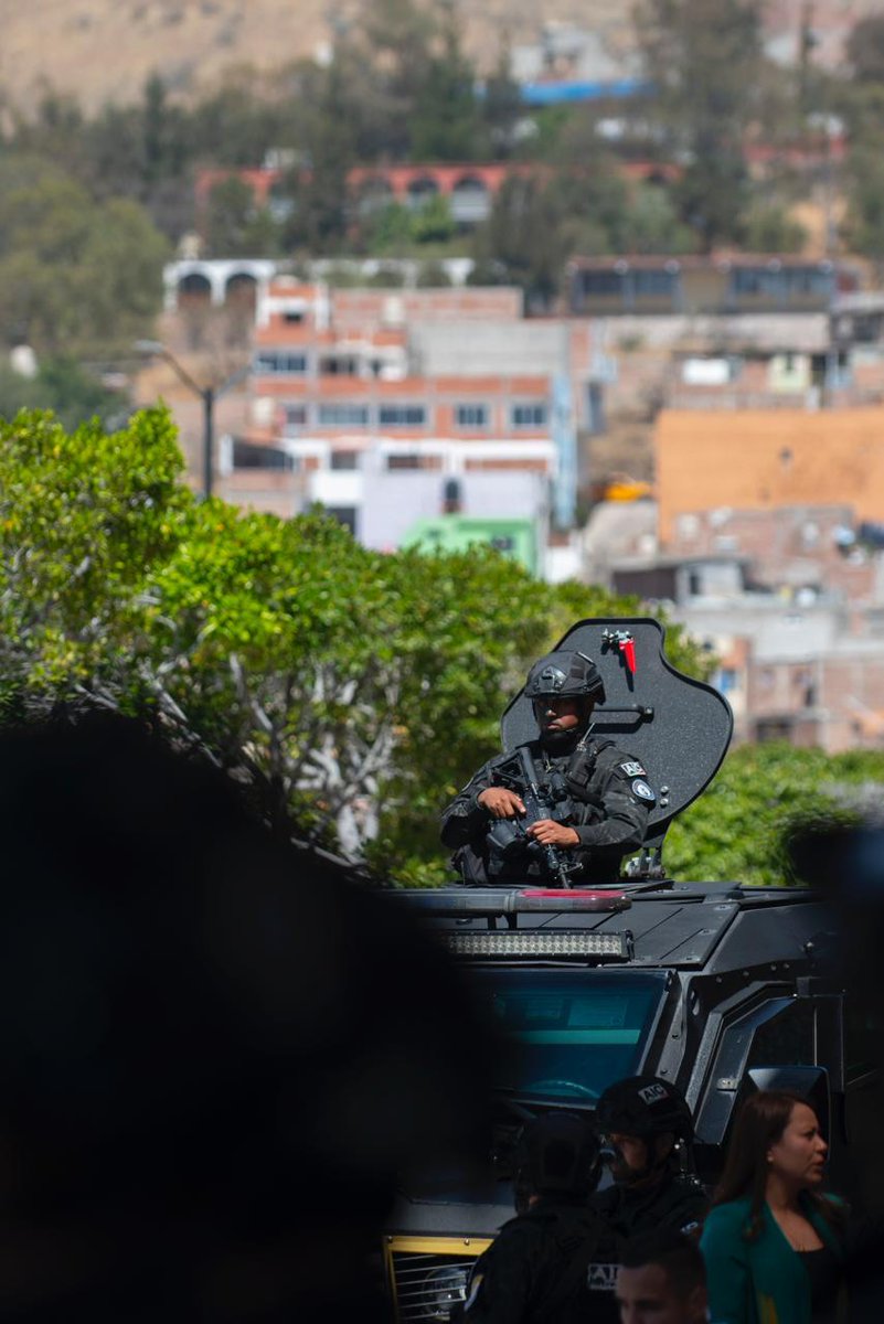La paz no sucede por casualidad, se construye todos los días.

Gracias a nuestra gente que trabaja sin descanso para cuidarnos: policías, fuerzas de seguridad, mujeres y hombres valientes que salen de casa con un solo objetivo, proteger a las familias de Guanajuato.

Su entrega,