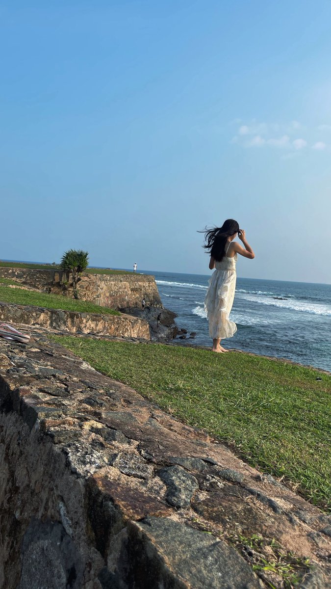 Не нужен бродягам дом и уют,
Нужны - океан, земля