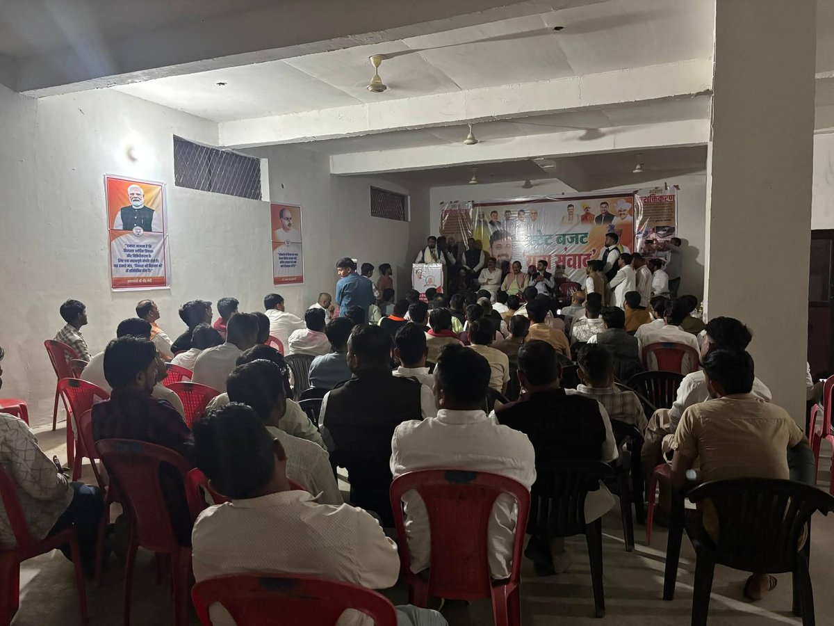 MPBJYM's tweet image. आज भाजयुमो के ऊर्जावान प्रदेश अध्यक्ष श्री @shyamtailorsjr जी ने निवाड़ी में आयोजित #BJYM ‘बजट युवा संवाद’ कार्यक्रम में युवा साथियों के साथ सार्थक एवं प्रेरणादायी संवाद किया!

@DrMohanYadav51 @Hkhandelwal1964
@BJP4MP @BJYM