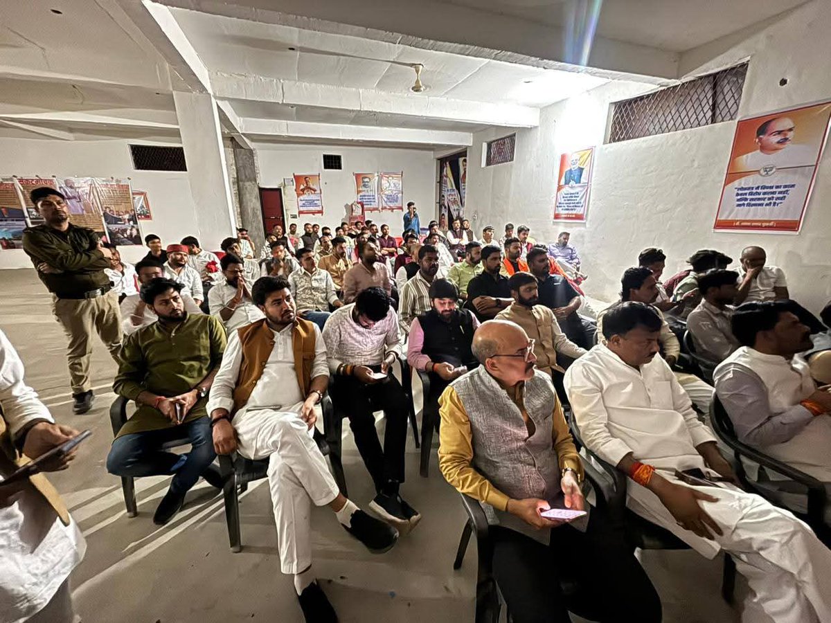 MPBJYM's tweet image. आज भाजयुमो के ऊर्जावान प्रदेश अध्यक्ष श्री @shyamtailorsjr जी ने निवाड़ी में आयोजित #BJYM ‘बजट युवा संवाद’ कार्यक्रम में युवा साथियों के साथ सार्थक एवं प्रेरणादायी संवाद किया!

@DrMohanYadav51 @Hkhandelwal1964
@BJP4MP @BJYM