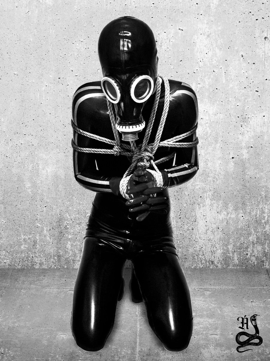 Davelatex00's tweet photo. Un buen gimp atado que si se escapa puede ser una buena zorra y eso no es bueno xD

Foto y edit @Sr_Aspid 

#latex #latexspain #latexpain #gloves #cuerdas #bdsm #rubber #gasmask #rubber https://t.co/WPV6fRaemj