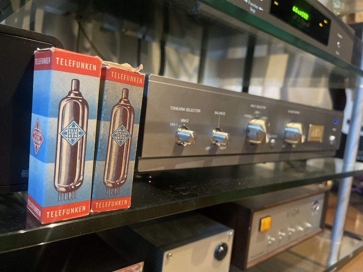 昨日、閑古鳥の鈴木さんに譲っていただいたテレフンケンのecc81