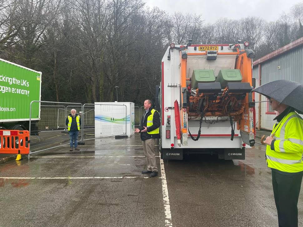 fuelcellsworks's tweet image. Wales launches its first side-by-side trial of #hydrogen and electric refuse vehicles, backed by £420k from the Welsh Government.

The project will gather real-world data to compare performance and guide future #zeroemission fleet investments.

#HydrogenNow #FuelCells