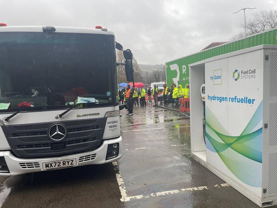 fuelcellsworks's tweet image. Wales launches its first side-by-side trial of #hydrogen and electric refuse vehicles, backed by £420k from the Welsh Government.

The project will gather real-world data to compare performance and guide future #zeroemission fleet investments.

#HydrogenNow #FuelCells