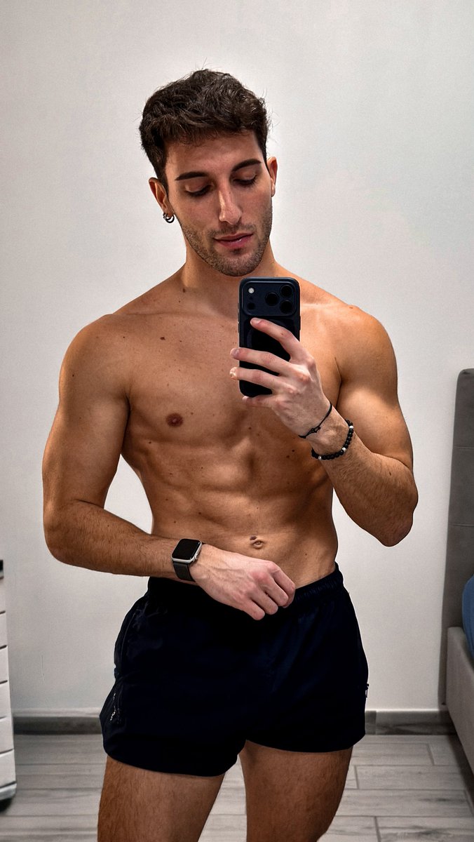 alessandrograss's tweet photo. hitting the gym con 5 ore di sonno scarse 🫠 https://t.co/vWiLT0CexO