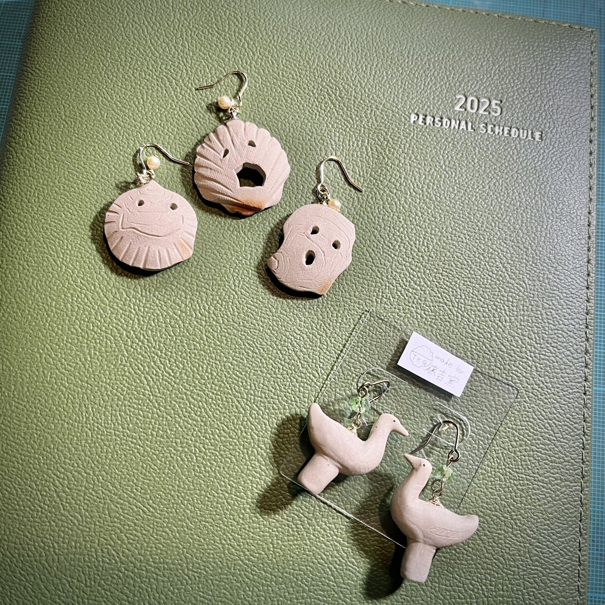 パール調ビーズをあしらった貝面ブラザーズ、そして水鳥形埴輪「がぁこ」モデルの耳飾りが完成しましたぁぁぁ！！！
ピアス⇄イヤリングへのパーツ交換できます☺️

日付け変わっていよいよ本日2026/02/28！
#古代フェスin福岡市博物館 でお待ちしていますッ🚗