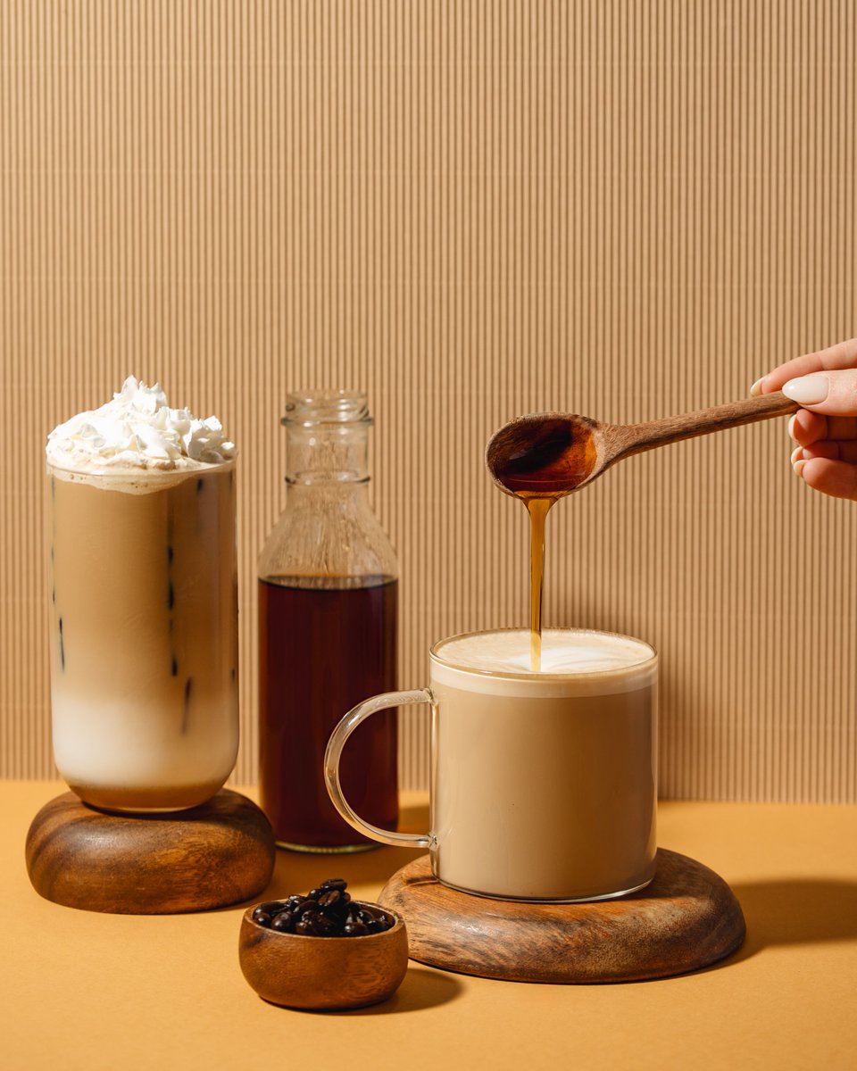 SecondCupCanada's tweet image. Hot or iced, our Maple Lattes are serving all the cozy vibes😌 
-

Chaud ou froid, nos lattes à l’érable offrent des vibes cozy par excellence 😌
#secondcup #drinks #maple