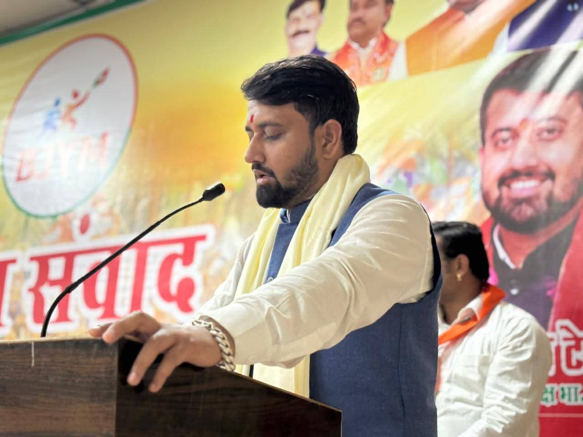 MPBJYM's tweet image. आज भाजयुमो के ऊर्जावान प्रदेश अध्यक्ष श्री @shyamtailorsjr जी ने दतिया में आयोजित #BJYM ‘बजट युवा संवाद’ कार्यक्रम में युवा साथियों के साथ सार्थक संवाद किया।

@DrMohanYadav51 @Hkhandelwal1964 @BJYM @BJP4MP