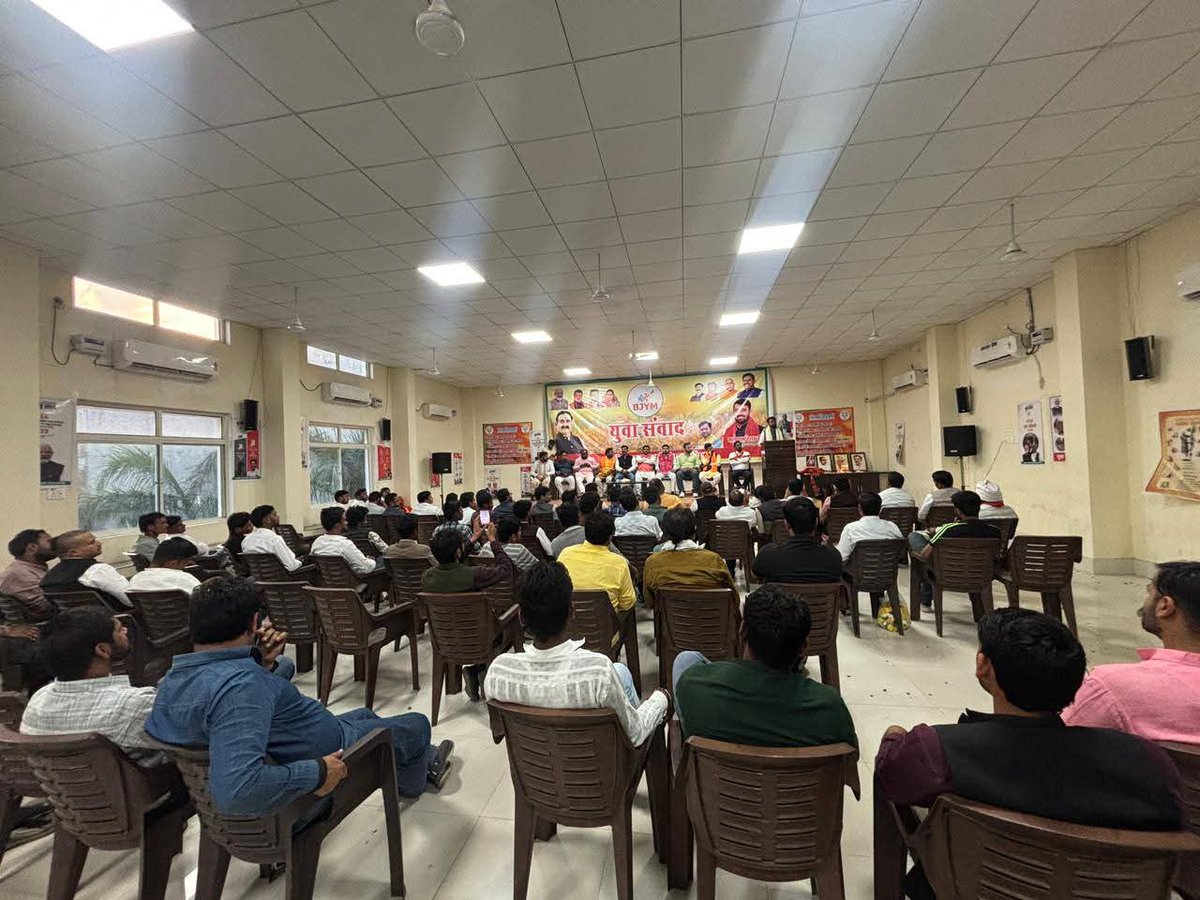 MPBJYM's tweet image. आज भाजयुमो के ऊर्जावान प्रदेश अध्यक्ष श्री @shyamtailorsjr जी ने दतिया में आयोजित #BJYM ‘बजट युवा संवाद’ कार्यक्रम में युवा साथियों के साथ सार्थक संवाद किया।

@DrMohanYadav51 @Hkhandelwal1964 @BJYM @BJP4MP