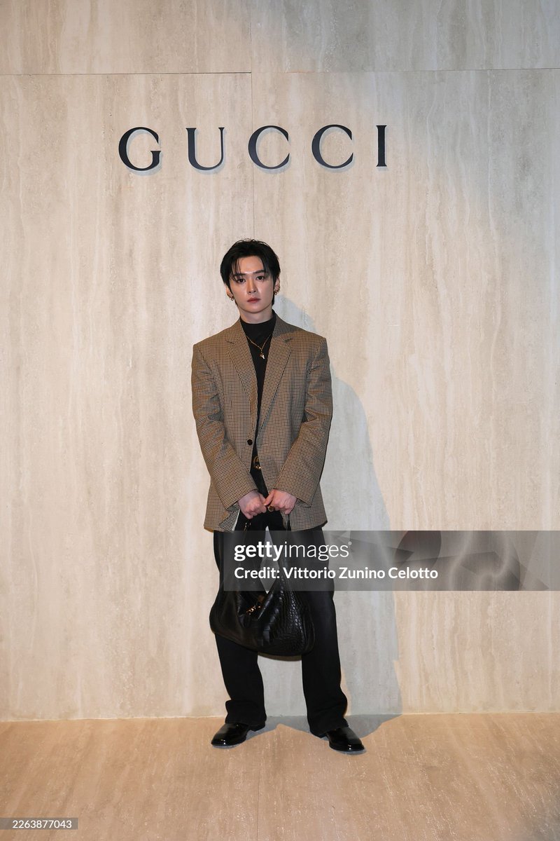 Have you seen the Gucci king? Lee Know looks incredible, stunning. He fits perfectly with the brand's style ❤️

LEE KNOW AT GUCCI MFW
#LeeKnowXGucciMFW
#GucciPrimaveraXLeeKnow