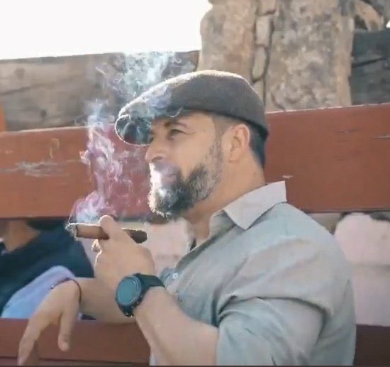 Santiago Abascal; liderazgo en Vox y sus decisiones se traducen en un 20% de intención de voto.
 
“Mientras los perros ladran, querido <a href="/Santi_ABASCAL/">Santiago Abascal 🇪🇸</a>, es señal de que cabalgamos” 💚✅🟢❎