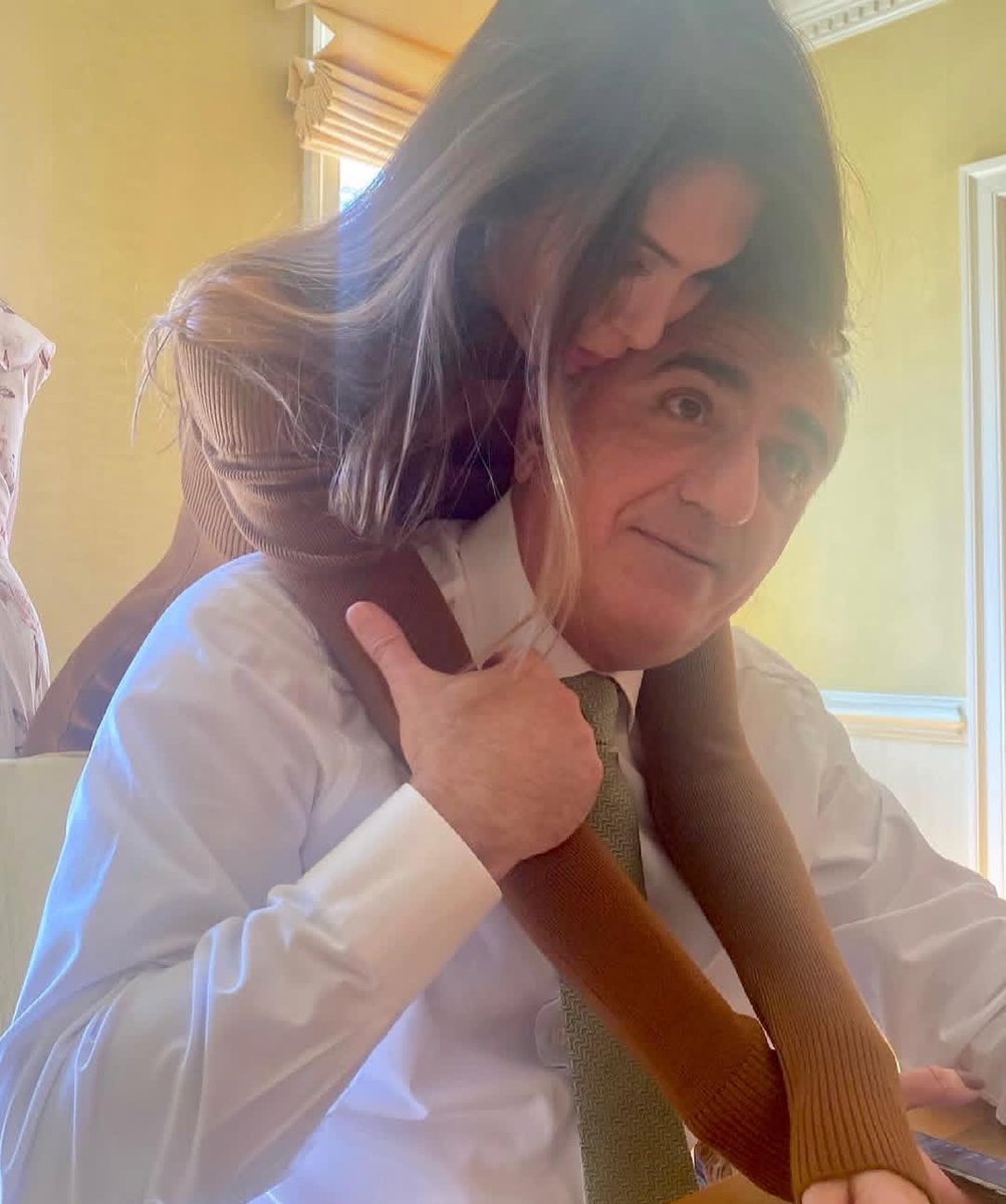 Persian_picture's tweet image. رضاشاه دوم و ولیعهد نور پهلوی در آغوش یکدیگر.