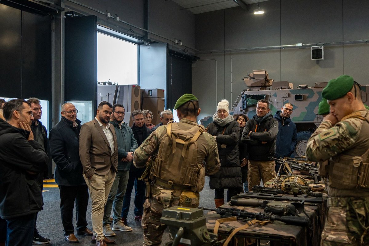 Cdc_13eDBLE's tweet image. 🟢🔴La #13DBLE a accueilli le club Sud Aveyron Business pour une rencontre aussi fructueuse que prometteuse.

🎯 Objectifs clairs :
➡️ ouvrir des opportunités de reconversion professionnelle pour les légionnaires
➡️ faciliter l’emploi des épouses, levier essentiel de stabilité et