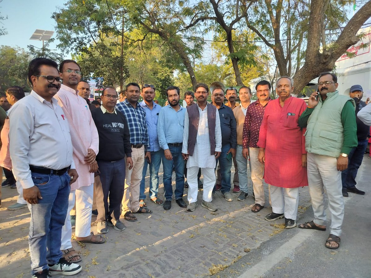 Krishna010782's tweet photo. #JusticeForTeachers
@PMOIndia 
@PMOIndia_RC 
@dpradhanbjp 
@CMOfficeUP 
@Aamitabh2 
@AmarUjalaNews 
@Live_Hindustan 
@bstvlive 
@DrDCSHARMAUPPSS 
@DraupdiMurm 
@anandibenpatel
@jayantrld
शिक्षकों को न्याय दो। टीईटी अनिवार्यता से  मुक्त कीजिए।
काला कानून वापस लो, वापस लो, वापस लो। https://t.co/DmLEzmHq6i