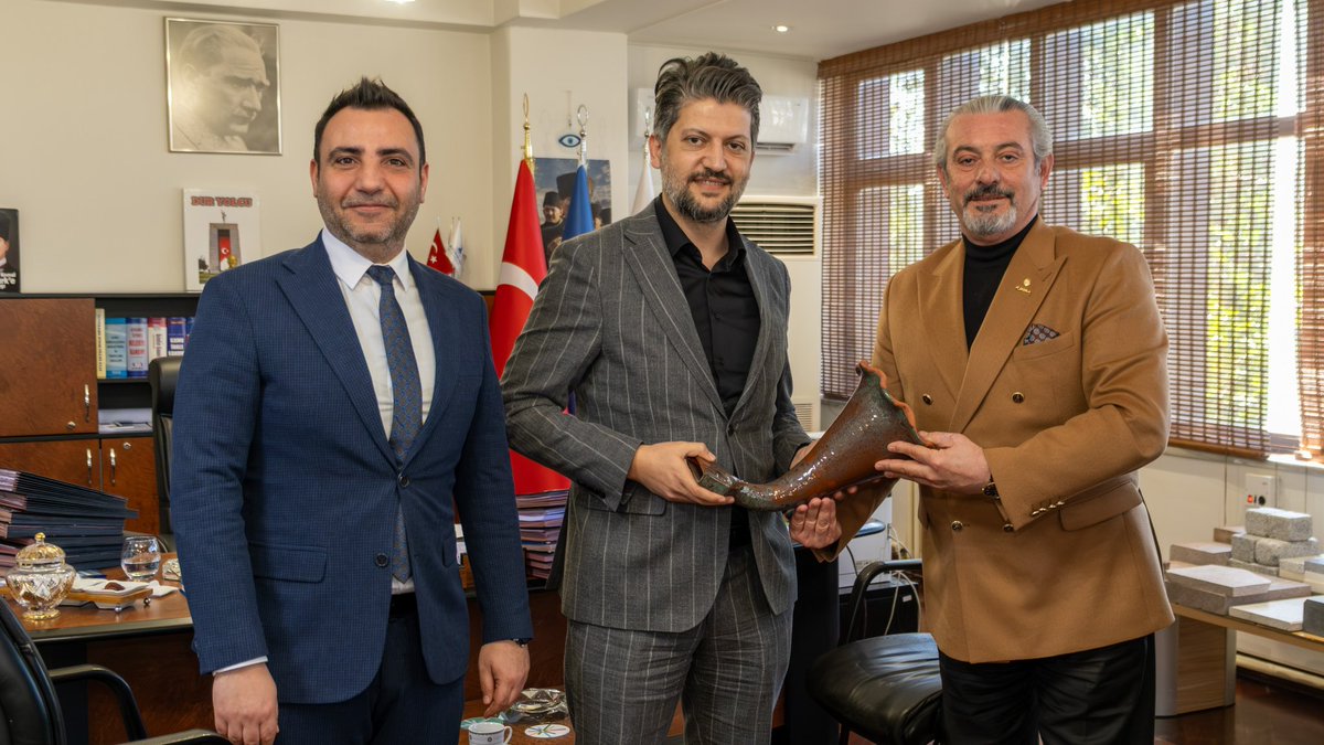 Yönetim Kurulu Başkanımız İzzet Süsoy ve Başkan Yardımcımız Akif Meydancı, İZBETON A.Ş. Genel Müdürü Sayın Gökhan Kara’ya nezaket ziyareti gerçekleştirdi. Kentimiz üzerine yapılan verimli görüşmenin ardından, kendisine Menemenli ustalarımızın el emeği gramofonunu takdim ettik.