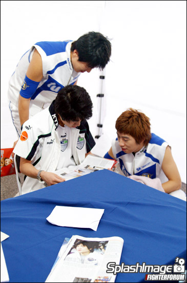 홍님이 보는 잡지
낑겨서 같이보는 덩치큰 테란 둘