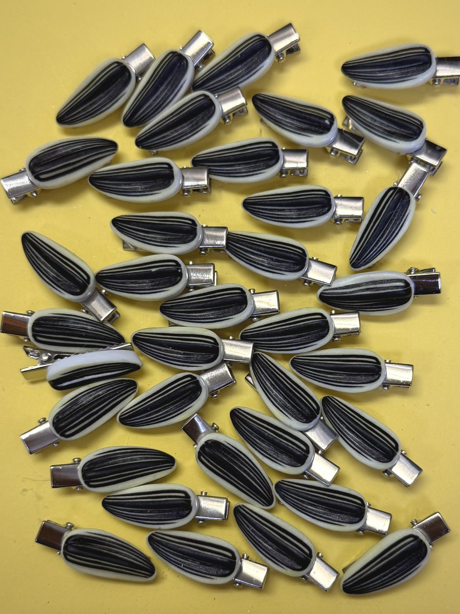 ひまわりの種ヘアピン150円です！ ハムスターの大好きなひまわりの種