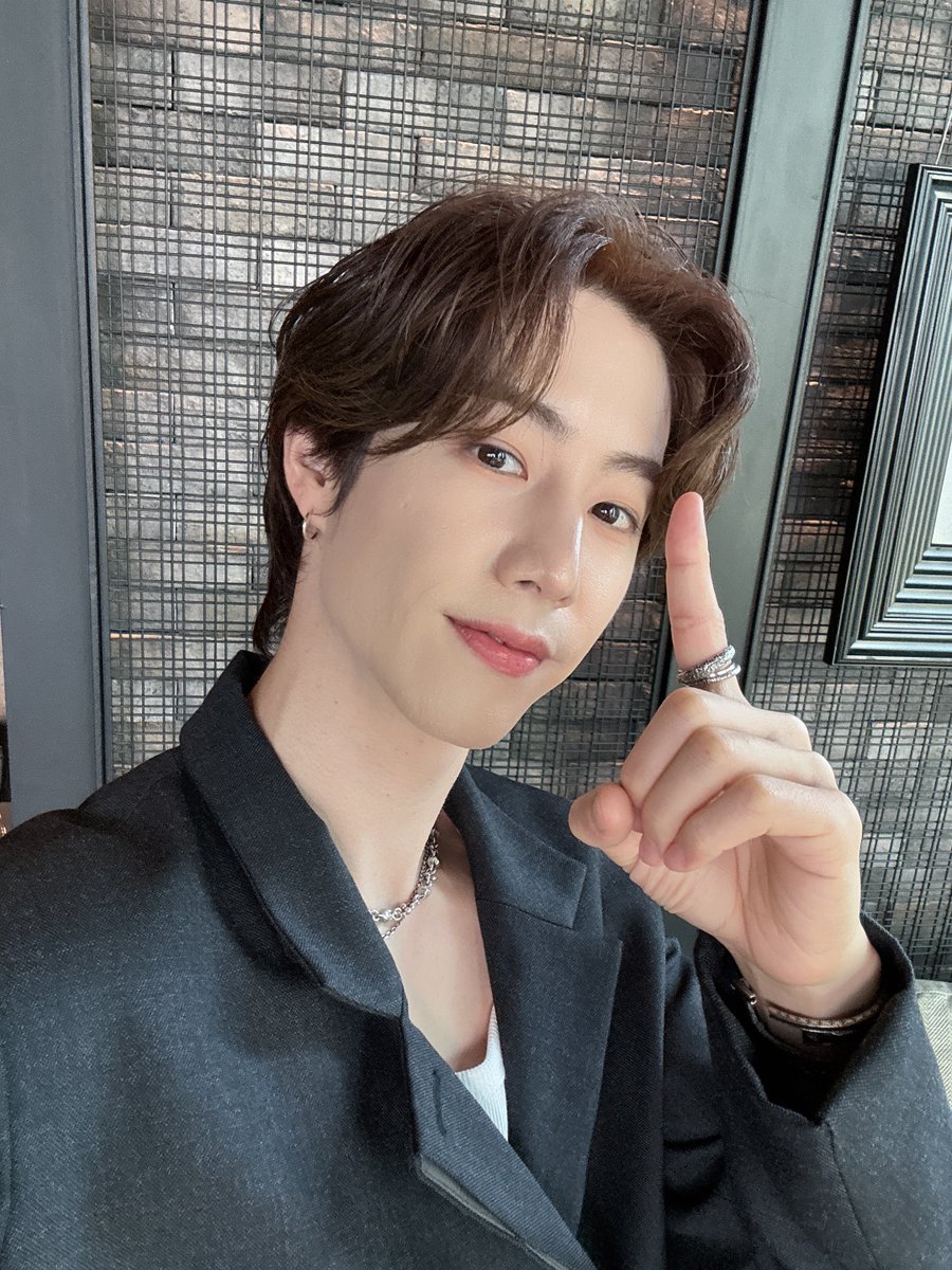 [📸] เซอร์ไพรส์~ 1 รูปที่ทำให้ใจเต้นคืนนี้... 💚
อีก 1 วันจริง ๆ แล้วกับงานแฟนคอนของเรา!! พรุ่งนี้มาเจอพี่มาร์คกันมุ้ย~? 🫶🏻
ชวนขนาดนี้แล้ว มาหากันเยอะ ๆ นะ!🥰

🎫 ซื้อบัตรเลยทาง Thaiticketmajor 
🔗 bit.ly/mt_fanconbkk26 

‘MARK TUAN Silhouette: The Shape of You FANCON 2026 in