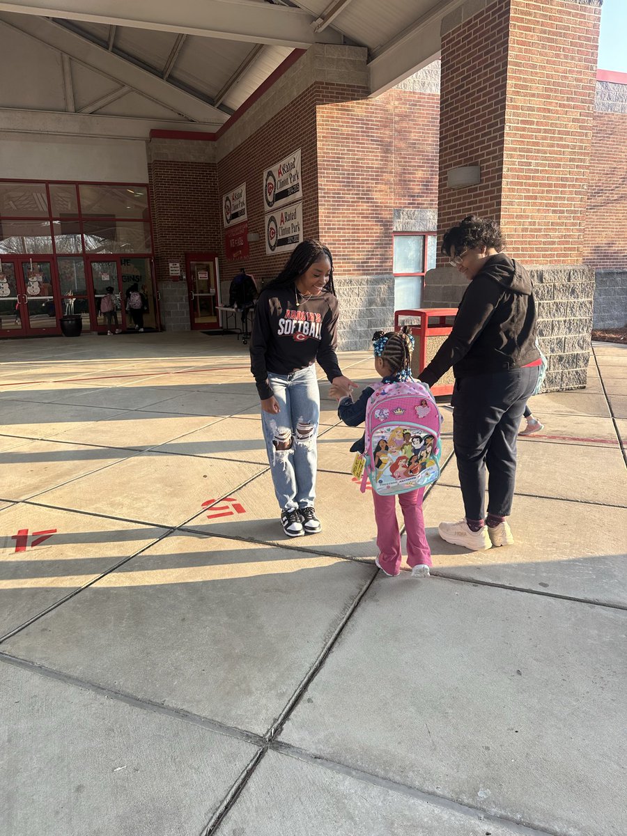 LadyArrowSB's tweet photo. Our girls had the best time this morning opening car doors and reading at Clinton Park! ❤️ https://t.co/tdGcWTYVtF